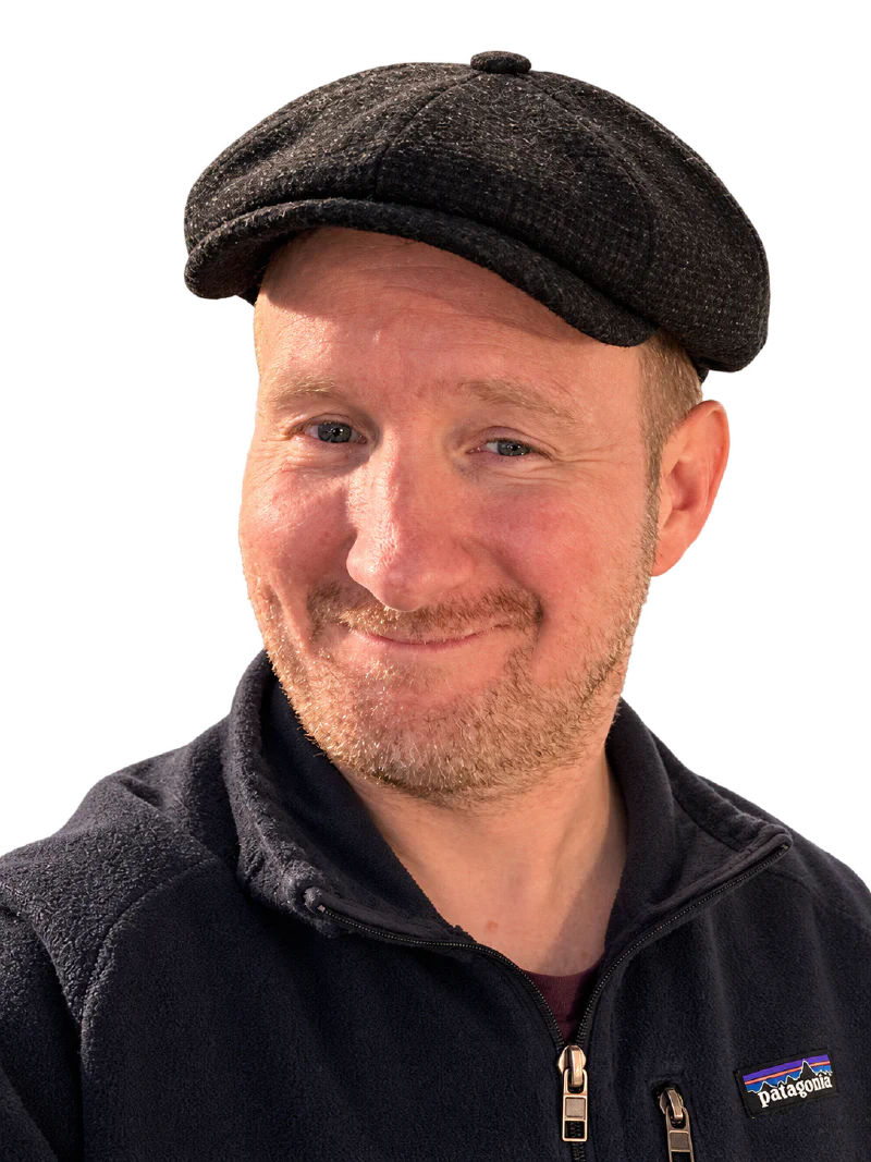 Toni Menzel, Gründer von rebaze, mit dunkler Schiebermütze